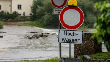 Tagelanger Dauerregen hat vielerorts Flüsse und Bäche über die Ufer treten lassen. Foto: Armin Weigel/dpa