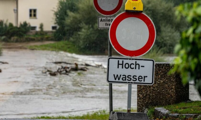 Tagelanger Dauerregen hat vielerorts Flüsse und Bäche über die Ufer treten lassen. Foto: Armin Weigel/dpa