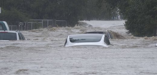 Hochwasser in Untergrafendorf: Ehefrau springt noch auf Schrank, Ehemann ertrinkt im Haus