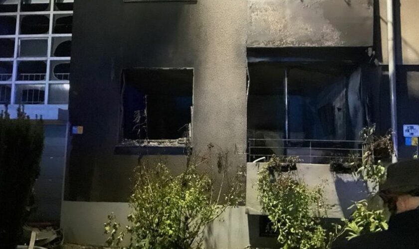 Eine Sauerstoffflasche soll in der Wohnung im Erdgeschoss explodiert sein. Foto: -/Feuerwehr Dortmund/dpa