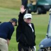 Le président américain Donald Trump (c) sur le parcours de golf de son luxueux complexe hôtelier de Turnberry, le 14 juillet 2018 en Ecosse