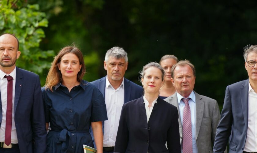 Les chefs de partis et de groupes parlementaires du Nouveau Front populaire avec Lucie Castets, au centre, à leur arrivée à l'Elysée le 23 août 2024, à Paris