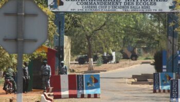 Au Mali, attaque contre un camp militaire, tirs et explosions à Bamako