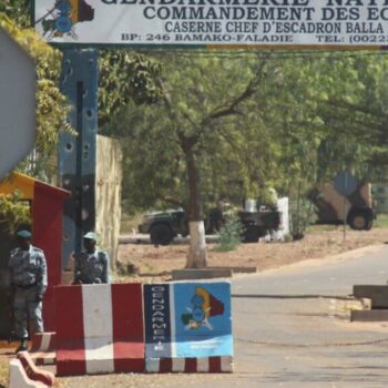 Au Mali, attaque contre un camp militaire, tirs et explosions à Bamako