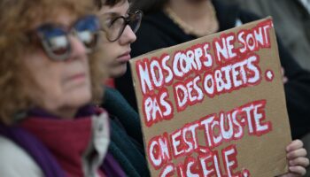 Une personne tient une pancarte de soutien à Gisèle Pelicot, victime de viols pendant une dizaine d'années, le 14 septembre à Rennes