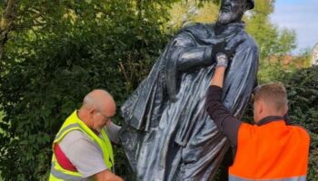 Dans le fief bourguignon d’Emmaüs, une statue de l’abbé Pierre déboulonnée