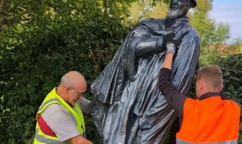 Dans le fief bourguignon d’Emmaüs, une statue de l’abbé Pierre déboulonnée