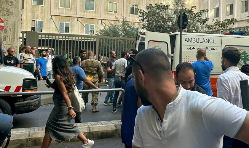 Des ambulances transportent des blessés vers un hôpital de Beyrouth après les explosions meurtrières de bipeurs de membres du Hezbollah à travers le Liban, le 17 septembre 2024