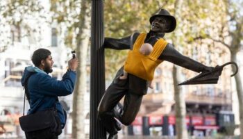 London: Aktivisten befestigen Babytragen an Statuen, um sich für bessere Elternurlaubsmöglichkeiten einzusetzen