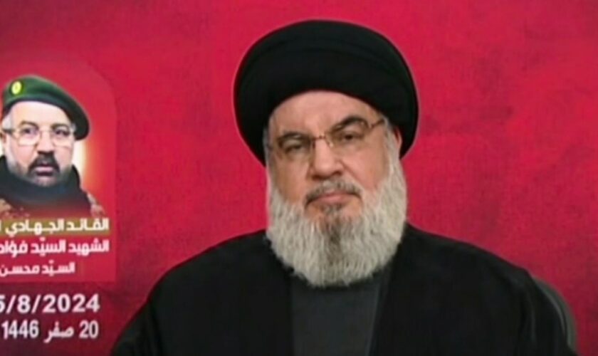 Capture d'écran de la chaîne de télévision al-Manar du Hezbollah, le 25 août 2024, montrant le chef du mouvement islamiste libanais, Hassan Nasrallah, prononçant un discours télévisé depuis un lieu non précisé