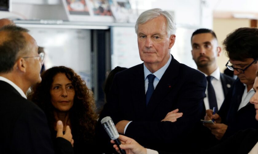 Le Premier ministre Michel Barnier (c) en visite au siège du SAMU de Paris, le 7 septembre 2024 à Paris