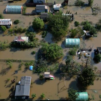 Polish army in race to beat rising floodwater