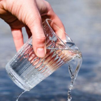 « Nous sommes face à une pollution invisible mais massive » : notre eau potable menacée par les pesticides et les PFAS