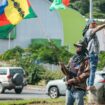 Des partisans de l'indépendance de la Nouvelle-Calédonie agitent des drapeaux sur le bord d'une route aà Nouméa, le 27 juin 2024