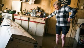 Eine Frau steht in einer überfluteten Wohnung in der Stadt Lewin Brzeski im Süden Polens. (Foto aktuell) Foto: Attila Husejnow/S