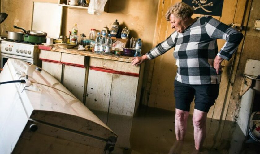 Eine Frau steht in einer überfluteten Wohnung in der Stadt Lewin Brzeski im Süden Polens. (Foto aktuell) Foto: Attila Husejnow/S