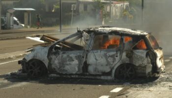 Une voiture en feu dans une rue de Fort-de-France, en Martinique, le 17 septembre 2024