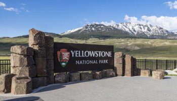 Una mujer sufre quemaduras en la pierna tras caer en agua hirviendo al caminar fuera de un sendero cerca del géiser Old Faithful en el Parque Yellowstone