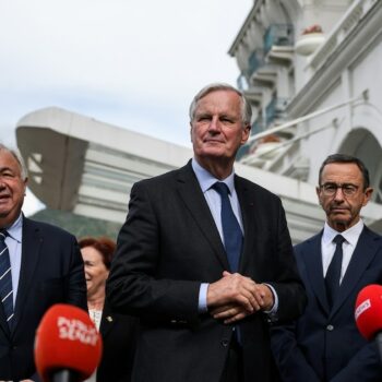 Le Premier ministre français Michel Barnier (C) s'adresse aux journalistes après avoir été accueilli par le chef du groupe parlementaire du parti Les Républicains (LR) au Sénat, à Paris, le 12 septembre 2024