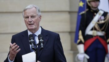 Le nouveau Premier ministre Michel Barnier lors de la passation de pouvoir à l'hôtel Matignon, le 5 septembre 2024 à Paris