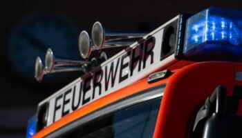 Die Feuerwehr holte Anwohner zur Sicherheit aus ihren Häusern. (Symbolbild) Foto: Marijan Murat/dpa