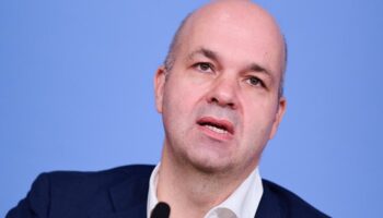 „Der Wirtschaft würde es mit Kanzler Merz vermutlich schlechter gehen“, glaubt Marcel Fratzscher