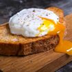 Poached eggs cooked in 60 seconds - without using a pan or vinegar