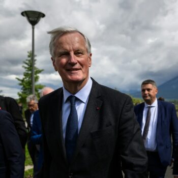 Le Premier ministre Michel Barnier (c) après une viste à l'Institut national de l'énergie solaire (Ines) au Bourget-du-Lac, le 12 septembre 2024 en Savoie