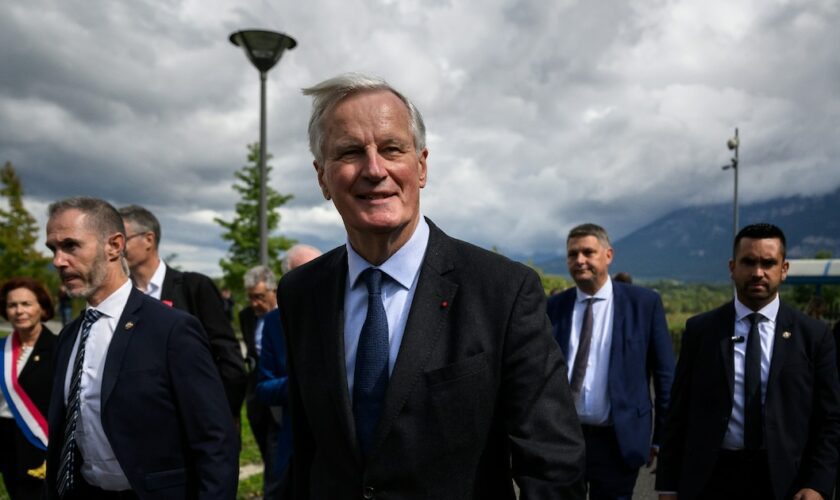 Le Premier ministre Michel Barnier (c) après une viste à l'Institut national de l'énergie solaire (Ines) au Bourget-du-Lac, le 12 septembre 2024 en Savoie