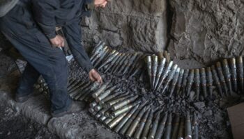 Un soldat ukrainien trie des munitions à Bakhmout, dans l'est de l'Ukraine, le 9 novembre 2022