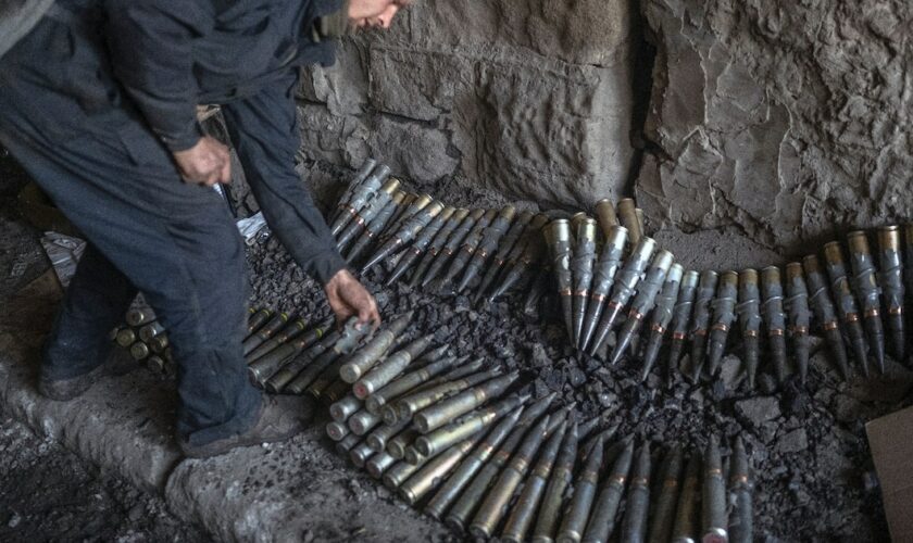 Un soldat ukrainien trie des munitions à Bakhmout, dans l'est de l'Ukraine, le 9 novembre 2022