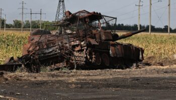 Un char russe détruit par l'armée ukrainienne dans la région russe de Koursk, le 16 août 2024