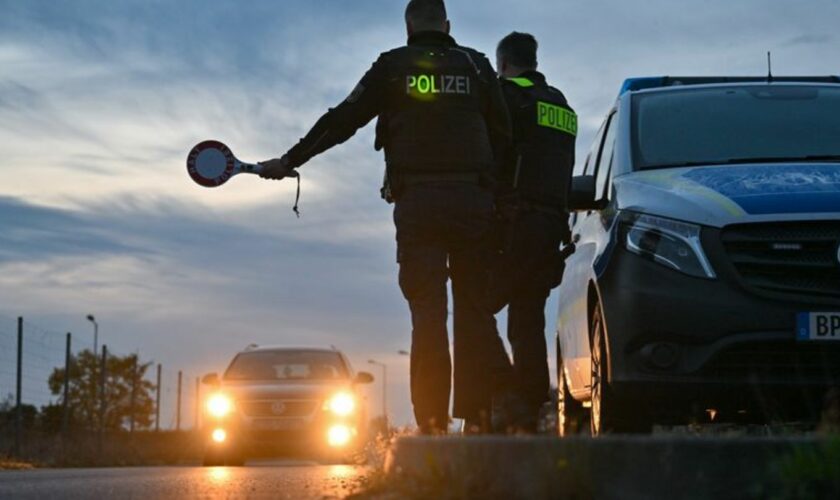 Im Kofferraum seines Autos hat ein Mann in der Nähe von Mittenwald mehrere Flüchtlinge nach Deutschland eingeschleust - sein Pkw