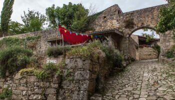 Il s'agit du plus petit village de France, aucune voiture ne peut y circuler