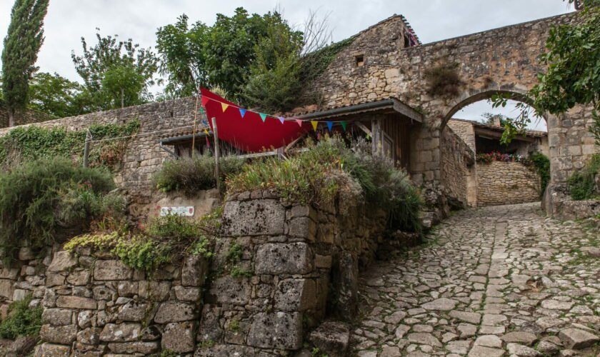 Il s'agit du plus petit village de France, aucune voiture ne peut y circuler