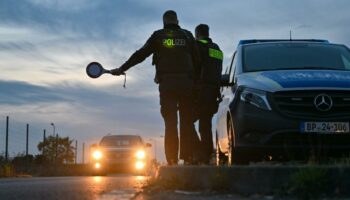 Polizei fasst Schleuser mit sieben Syrern im Auto, drei davon kauern im Kofferraum