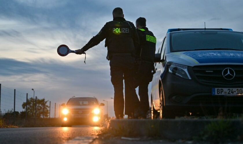 Polizei fasst Schleuser mit sieben Syrern im Auto, drei davon kauern im Kofferraum