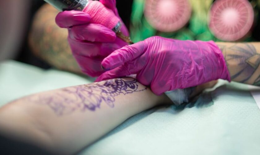 In der Kirche sind nur bestimmte Tattoo-Symbole möglich. (Symbolbild) Foto: Sarah Knorr/dpa