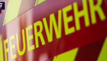 Riesige Rauchwolke: Großbrand in Lagerhalle in Offenbach