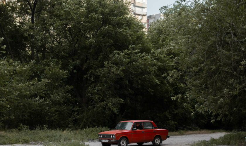 La petite voiture rouge hors du temps qui raconte la guerre en Ukraine