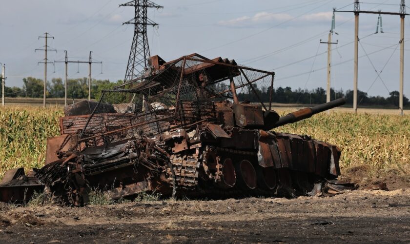 Un char russe détruit par l'armée ukrainienne dans la région russe de Koursk, le 16 août 2024