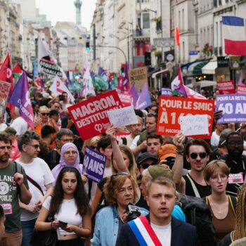 Regierungsbildung Frankreich: Tausende protestieren in Paris gegen neue konservative Regierung