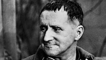 Bertolt Brecht im Jahr 1953, leise lächelnd in Weißensee – was er zur AfD sagen würde?