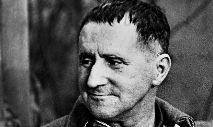 Bertolt Brecht im Jahr 1953, leise lächelnd in Weißensee – was er zur AfD sagen würde?