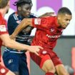 Der 1. FC Kaiserslautern und der Hamburger SV trennen sich 2:2. Foto: Uwe Anspach/dpa