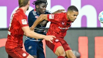 Der 1. FC Kaiserslautern und der Hamburger SV trennen sich 2:2. Foto: Uwe Anspach/dpa