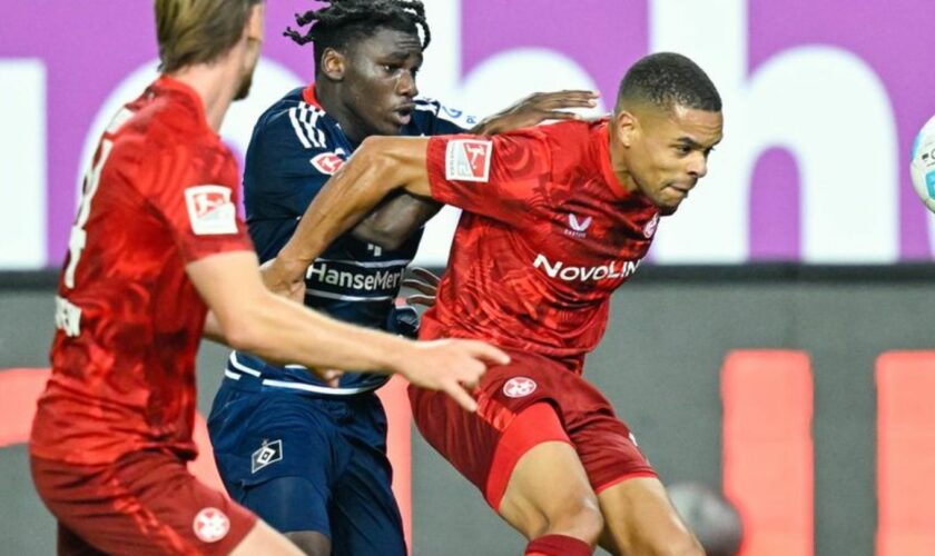 Der 1. FC Kaiserslautern und der Hamburger SV trennen sich 2:2. Foto: Uwe Anspach/dpa