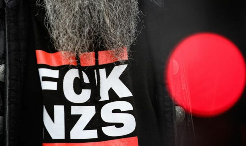 Slogan gegen Rechtsextremismus auf einem T-Shirt. Die Berliner Grünen wollen vom Senat mehr Einsatz gegen rechtsextreme Aktionen