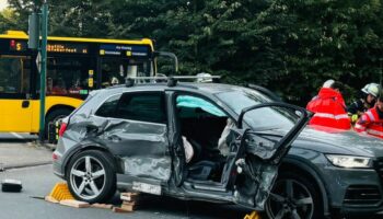 Bus-Unfall: Vermutlich fuhr eines der beteiligten Fahrzeuge bei Rot über eine Kreuzung