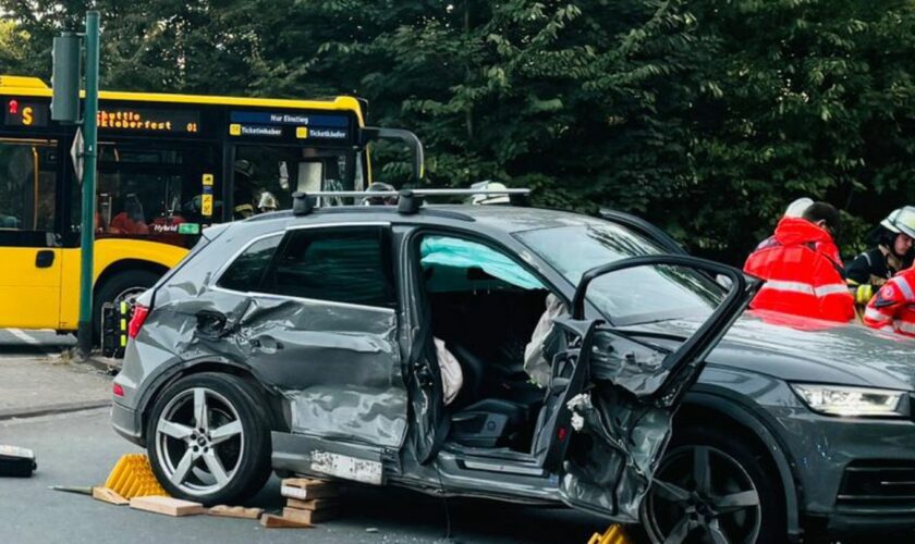 Bus-Unfall: Vermutlich fuhr eines der beteiligten Fahrzeuge bei Rot über eine Kreuzung